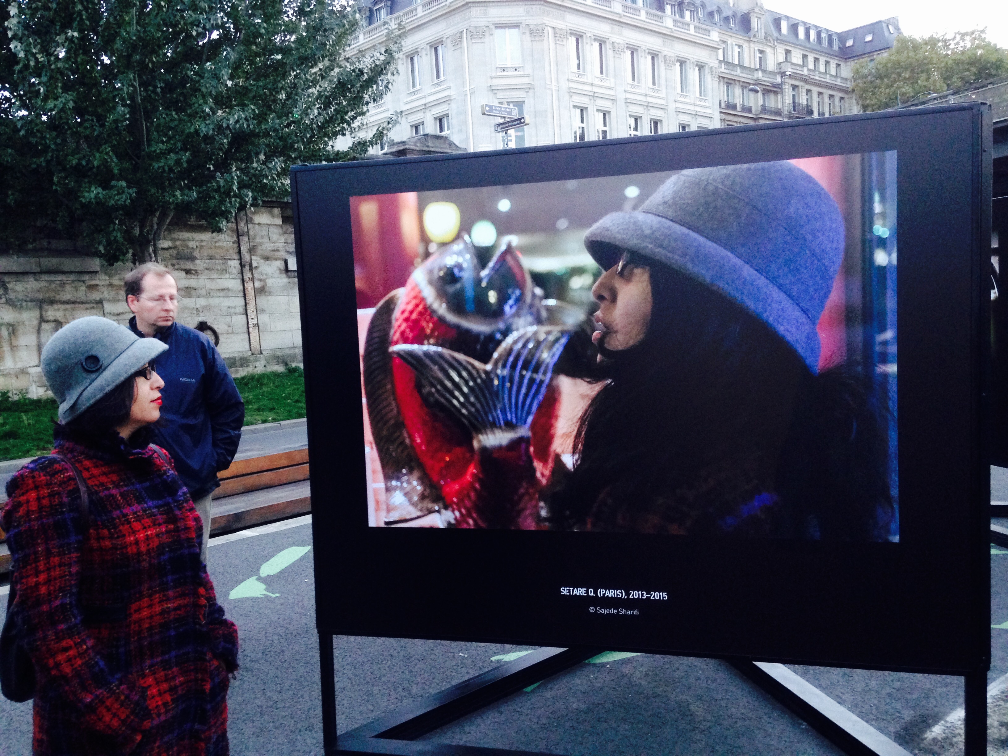 Migrantes, Vue d’exposition- GENRE PHOTOGRAPHIQUE / PHOTOGRAPHIE DE GENRE, Berges de Seine (Passerelle L.S.Senghor), Paris, 2015
